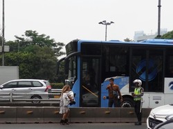 Bule Cewek Berdiri di Tengah Jalan Gatsu, TransJ Terganggu
