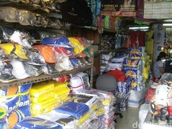 Pesanan Atribut Partai di Pasar Senen Datang dari Seluruh Indonesia