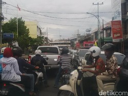 Macet Parah di Depan Ditlantas Polda Riau, Tak Ada Petugas Lantas