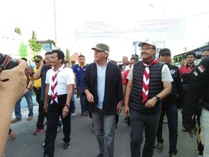 Sebelum Konser Pramuka di Surabaya, Iwan Fals Menanam Tunas Kelapa di Gresik