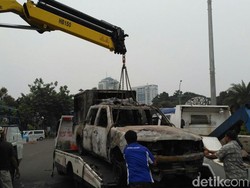 2 Mobil yang Dibakar dalam Kerusuhan 4 November Dievakuasi