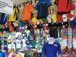 Jelang Pilkada, Pertokoan di Pasar Senen Pajang Atribut Kampanye