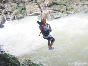 Adu Nyali, Terjun Dari Ketinggian 17 Meter di Green Canyon