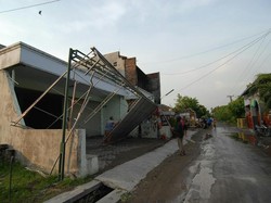 Hujan Disertai Angin Kencang di Jombang, Puluhan Rumah Rusak