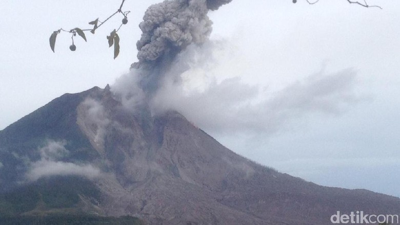 Aktivitas Masih Tinggi Gunung  Sinabung  Kembali Erupsi 