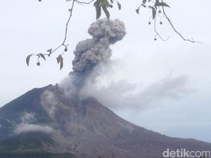 Aktivitas Masih Tinggi, Gunung Sinabung Kembali Erupsi Disertai Awan Panas