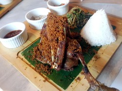 Asyiknya Kulineran Bebek Kremes, Soft Ice Cream dan Sushi di PIK