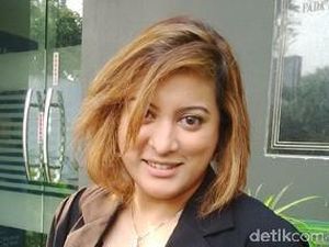 Gaya OK OCE Jane Shalimar Saat Foto Bareng Warga di TPS FPI