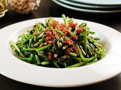 Yuk, Olah Kangkung Jadi Rujak dan Tumisan yang Sedap Ini!