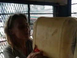 Bule Perempuan yang Berdiri di Tengah Jalan Gatsu WN Ceko