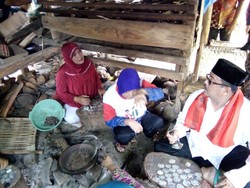 Kampanye di Pandeglang, Rano Karno Makan Bersama Warga Pembuat Emping