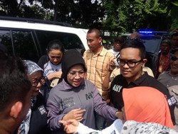 Merasa Kurang Sehat, Sylviana Tetap Kunjungi Warga di Senen