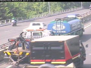 Mobil Tangki Air Kempes Ban di Tol Wiyoto Wiyono Arah Tanjung Priok