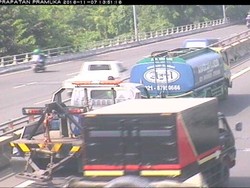 Mobil Tangki Air Kempes Ban di Tol Wiyoto Wiyono Arah Tanjung Priok