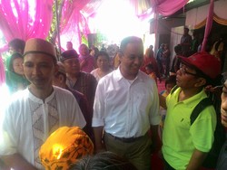 Tawa Anies Saat Warga Kalideres Lapor Tenda Hajatan Belum Lunas