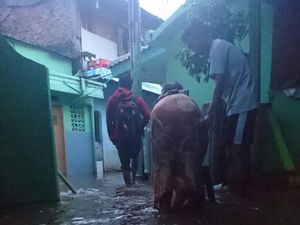 Sungai Ciliwung Meluap, Kebon Pala Jaktim Banjir 50 Cm Sungai Ciliwung Meluap, Kebon Pala Jaktim Banjir 50 Cm
