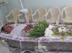 Masih Hidup, Wanita Ini Gelar Upacara Pemakaman untuk Dirinya Sendiri