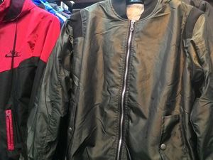 Jaket Bomber Jokowi Laku Keras di Tanah Abang