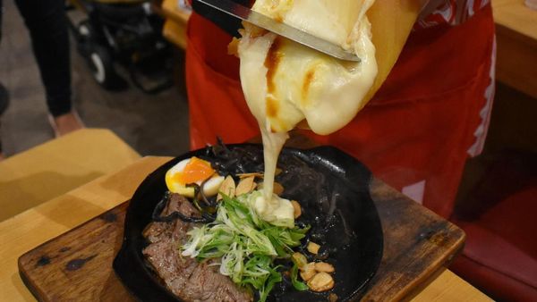 Mau Coba Ramen Unik dengan Lelehan Keju Raclette?