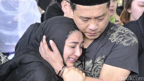 Derai Air Mata Lepas Kepergian Ibunda Ashanty