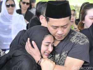 Derai Air Mata Lepas Kepergian Ibunda Ashanty