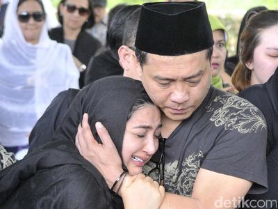 Derai Air Mata Lepas Kepergian Ibunda Ashanty