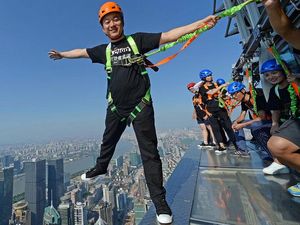 Tempat Uji Nyali di China, Melayang di Atas Gedung