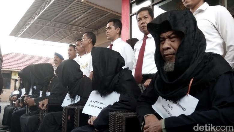 Sandiwara Maha Guru Dimas Kanjeng: Kuli, Komat-kamit dan Imbalan Rp 20 Juta