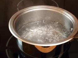 Mengeluh Soal Pelayanan, Pengunjung Ini Disiram Air Panas oleh Staf Restoran