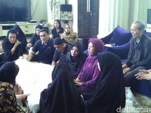 Jelang Pemakaman Sang Ibunda, Ashanty Terus Menangis Tersedu