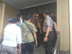 Tiba di Mabes Polri, Ahok Siap Diperiksa dan Lempar Senyum