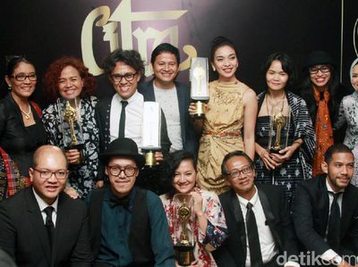 Wajah Bahagia Para Peraih Piala FFI 2016