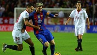 Vitolo berusaha merebut bola dari Lionel Messi. Dalam pertandingan ini, Vitolo menyumbangkan satu gol untuk Sevilla di menit ke-15. Marcelo del Pozo/Reuters/detikFoto.