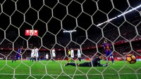 Gawang Sevilla dibobol Lionel Messi di menit ke-43. Marcelo del Pozo/Reuters/detikFoto.