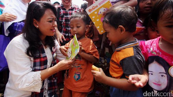 Istri Djarot Bagi-bagi Buku di Bukit Duri