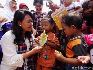 Istri Djarot Bagi-bagi Buku di Bukit Duri