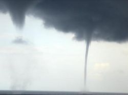 Penampakan Truk Kontainer Terguling Disapu Tornado di AS