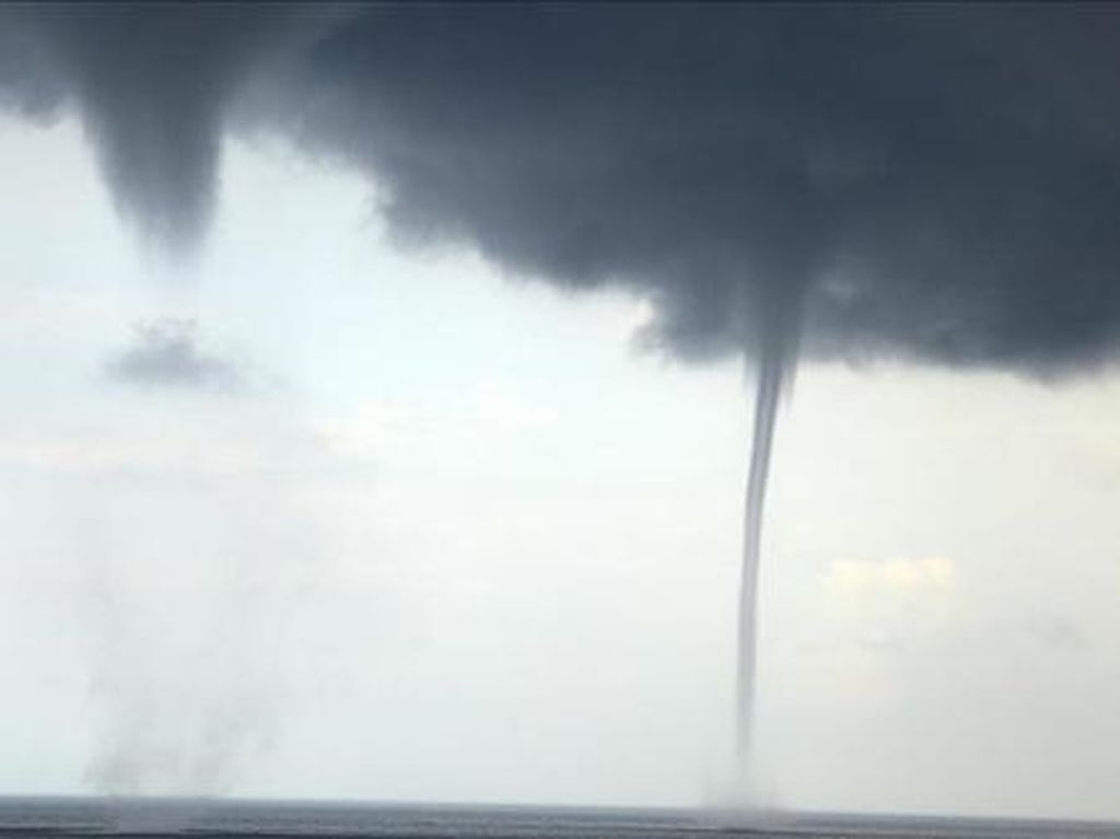 Penampakan Awan Berbentuk Tornado di Langit Serpong Tangsel