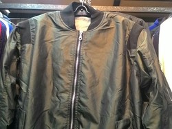 Pedagang di Tanah Abang Ini Tertarik Jual Jaket Bomber Setelah Dipakai Jokowi
