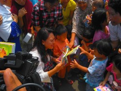 Kunjungi Bukit Duri, Istri Djarot Catat Program Usulan Warga