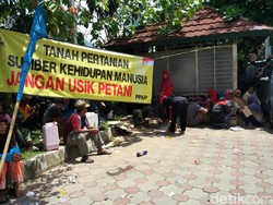 Ratusan Warga Kulon Progo Demo di BLH DIY Serukan Tolak Pembangunan Bandara