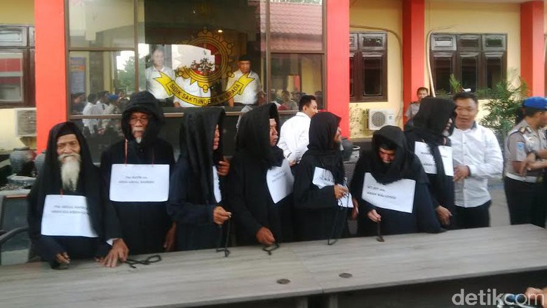 Sandiwara Maha Guru Dimas Kanjeng: Kuli, Komat-kamit dan Imbalan Rp 20 Juta Sandiwara Maha Guru Dimas Kanjeng: Kuli, Komat-kamit dan Imbalan Rp 20 Juta