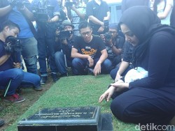 Usai Pemakaman Ibunda, Ashanty Nyekar di Makam Ayah