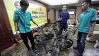 Polisi Pamerkan Barang Bukti Demo 4 November
