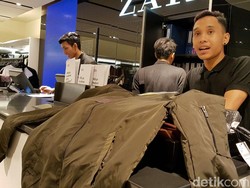 Pemburu Jaket Bomber Jokowi di Surabaya Banyak yang Kecewa Pemburu Jaket Bomber Jokowi di Surabaya Banyak yang Kecewa