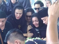 Ashanty Tak Kuasa Tahan Tangis Saat Jenazah Ibunda Dimakamkan