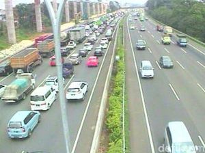 Kecelakaan Truk di KM 20 dan KM 10 Jagorawi, Galon dan Gas LPG Berhamburan