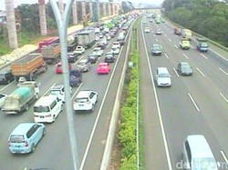 Kecelakaan Truk di KM 20 dan KM 10 Jagorawi, Galon dan Gas LPG Berhamburan