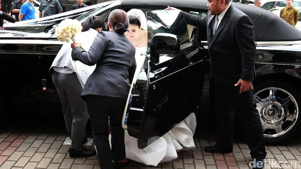 Like a Princess! Sandra Dewi Tiba di Katedral