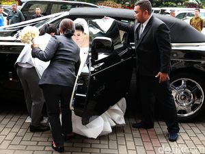 Like a Princess! Sandra Dewi Tiba di Katedral